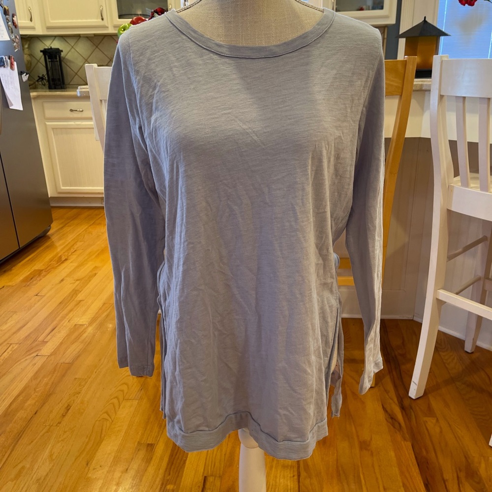 💜 5 for $25 or 3 for $18 Wishlist light blue tunic tee